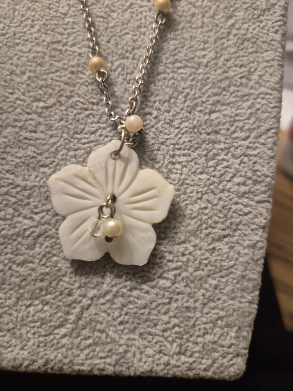 Delicate White Floral Pendant Necklace with Pearl Beads